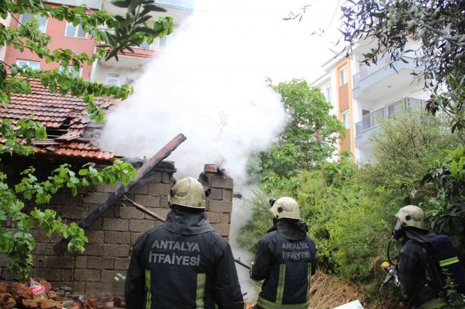 Hırsızlar önce soydu, sonra yaktı