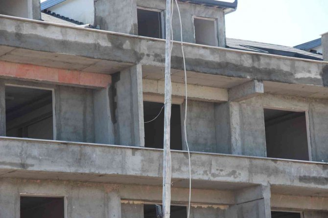 İnşaat halindeki binadan düşen genç yaralandı