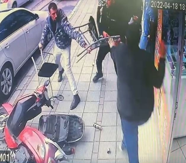 Kavgada sopa ve sandalyeler havada uçtu