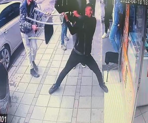 Kavgada sopa ve sandalyeler havada uçtu