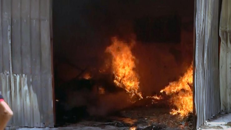 Kaynak makinesinden sıçrayan kıvılcımlar, atölyede mobilyaları yaktı