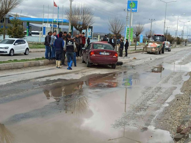 Kazada otomobil hurdaya döndü