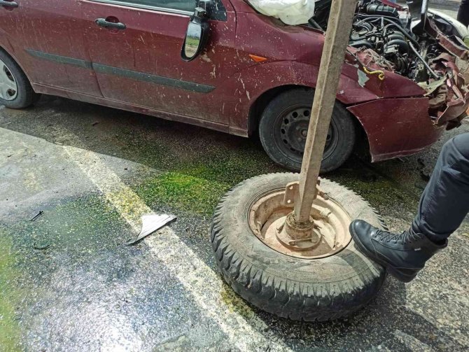 Kazada otomobil hurdaya döndü