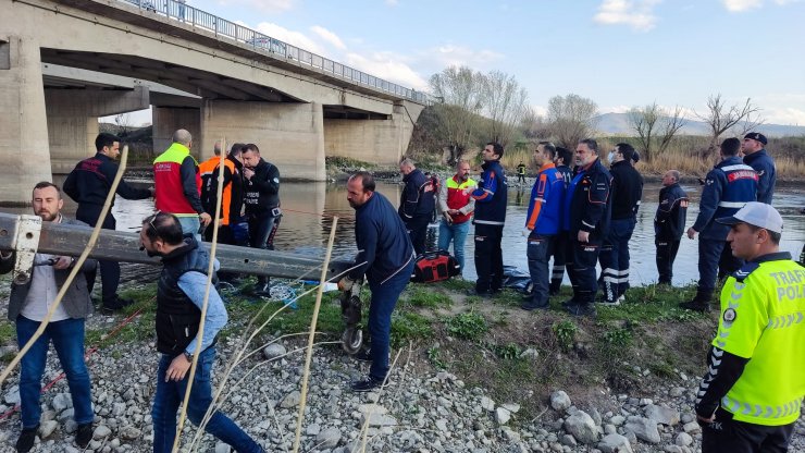 Kızılırmak Nehri'ne uçan araçtaki karı- koca öldü