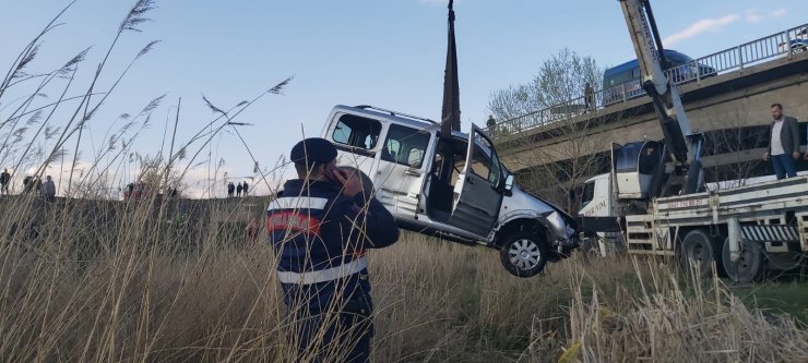 Kızılırmak Nehri'ne uçan araçtaki karı- koca öldü