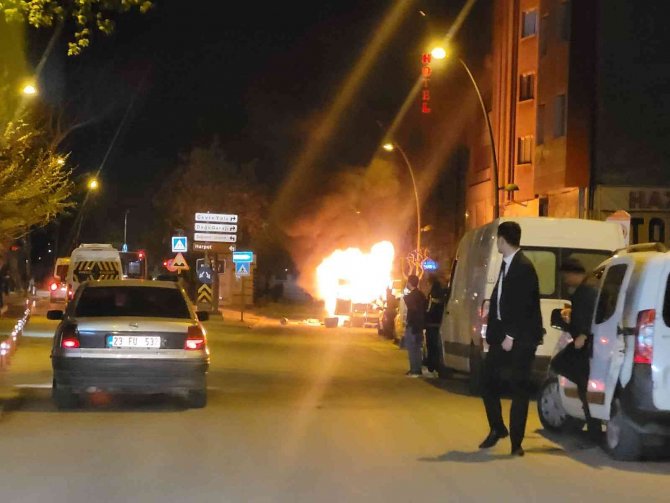 Kontağın çevrilmesiyle transit bir anda alev topuna döndü