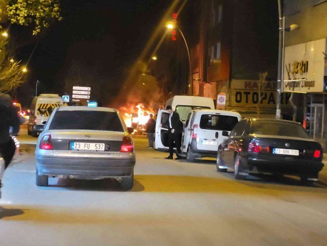 Kontağın çevrilmesiyle transit bir anda alev topuna döndü