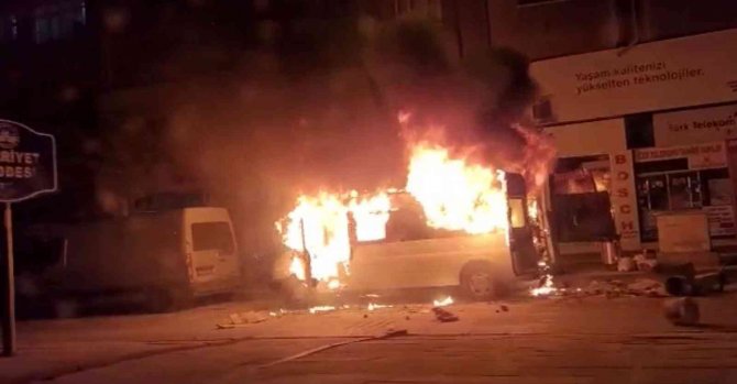 Kontağın çevrilmesiyle transit bir anda alev topuna döndü