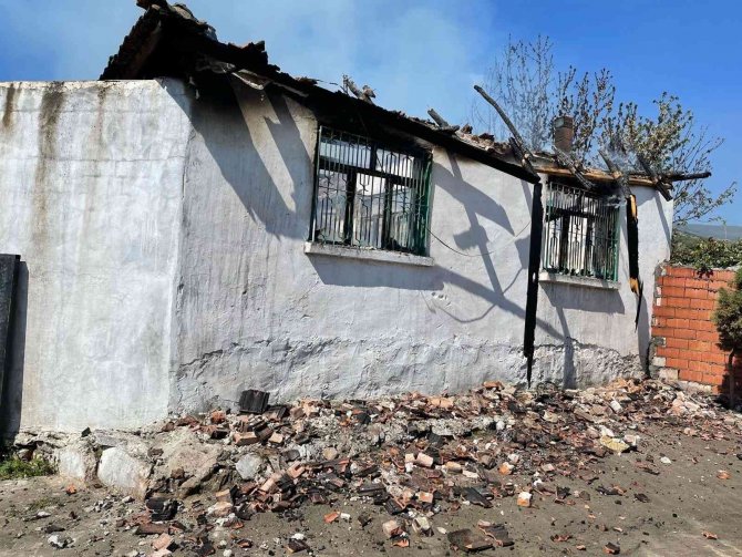 Küle dönen evde bulunan ziynet eşyaları sahibine teslim edildi