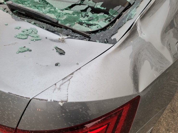 Kuvvetli rüzgarda çatı uçtu, araçlar hasar gördü