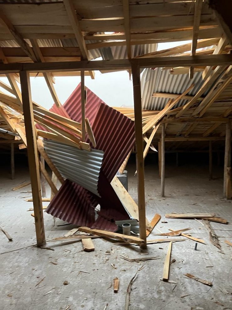 Kuvvetli rüzgarda çatı uçtu, araçlar hasar gördü