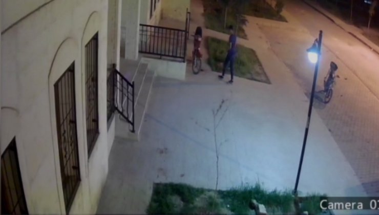 Motosikletten benzin hırsızlığı kamerada