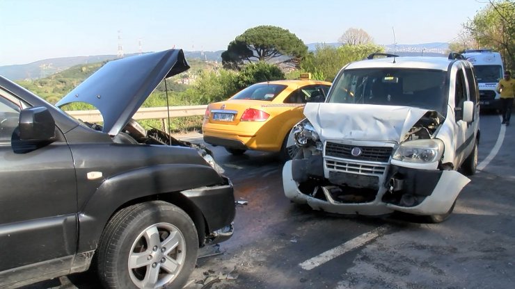 Otomobil ile hafif ticari araç kafa kafaya çarpıştı, 3 yaralı