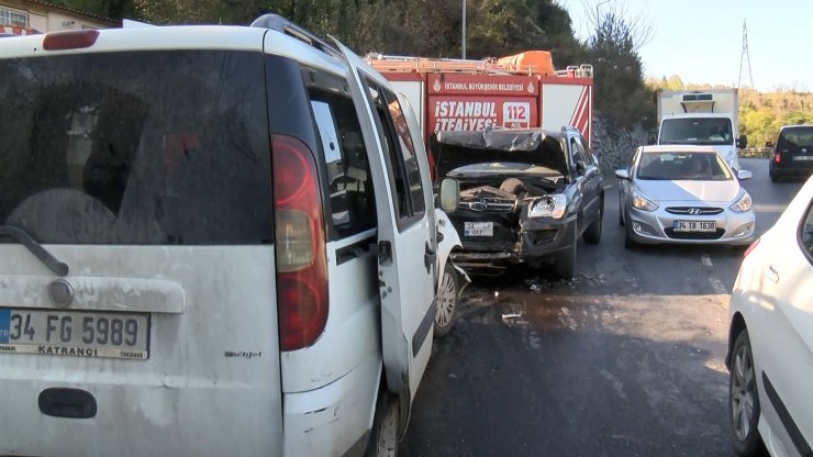 Otomobil ile hafif ticari araç kafa kafaya çarpıştı, 3 yaralı
