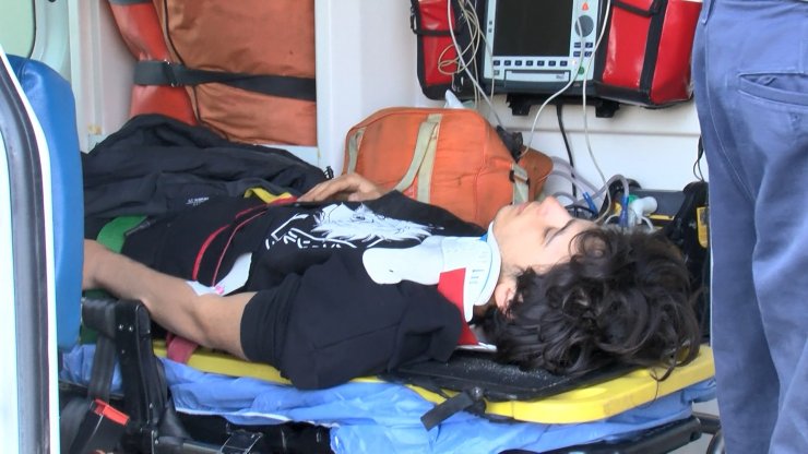 Otomobil ile hafif ticari araç kafa kafaya çarpıştı, 3 yaralı