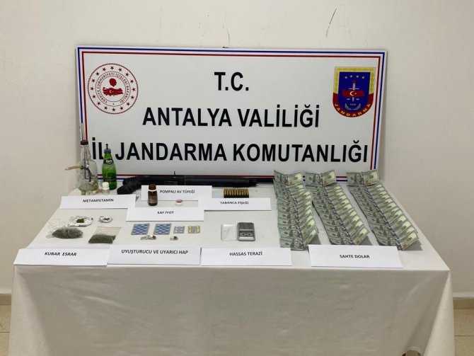 Uyuşturucu tacirinin evinde 42 adet sahte 100 dolar bulundu