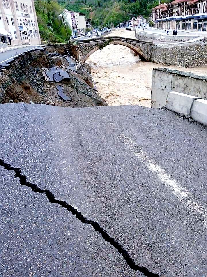 Yol çöktü, kemer köprü hasar gördü