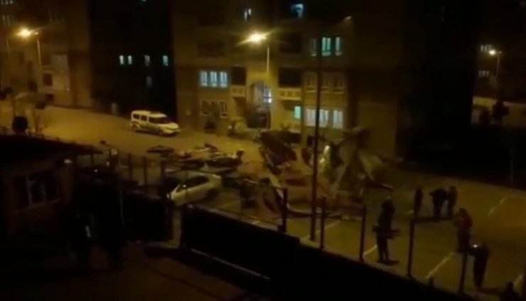 Yurdun çatısı uçtu, 5 araç hasar gördü
