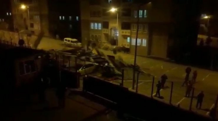 Yurdun çatısı uçtu, 5 araç hasar gördü