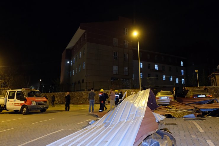 Yurdun çatısı uçtu, 5 araç hasar gördü