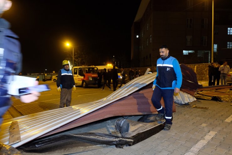 Yurdun çatısı uçtu, 5 araç hasar gördü