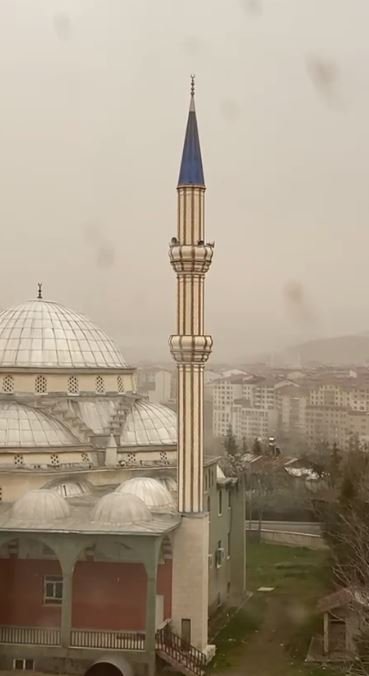 Yurdun çatısı uçtu, 5 araç hasar gördü