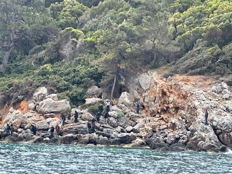 31 kaçak göçmen kurtarıldı, bir ceset bulundu