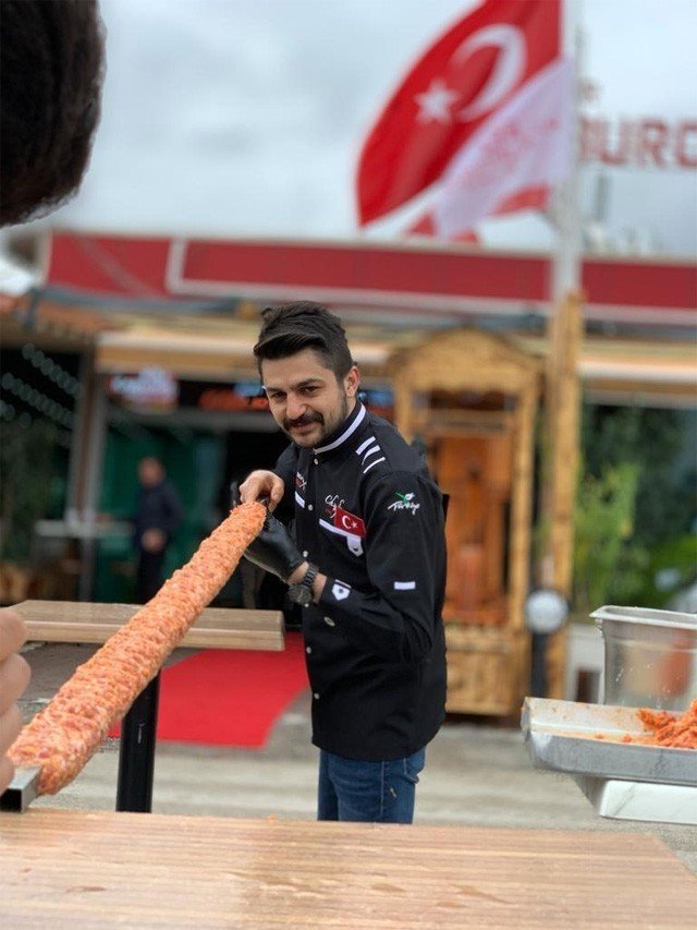 Adana’nın tescilli kebabını dünyaya tanıtıyor