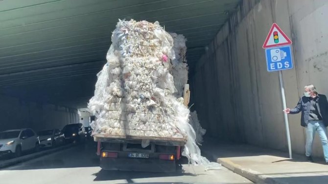 Aşırı yük dolu olan kamyonetin tehlikeli yolculuğu kamerada