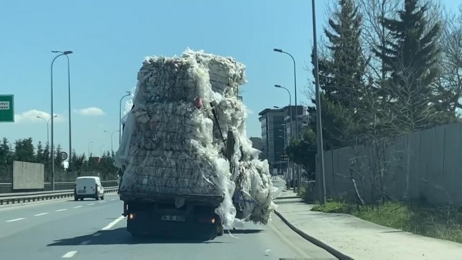 Aşırı yük dolu olan kamyonetin tehlikeli yolculuğu kamerada