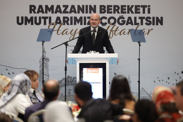 Bakan Soylu, Diyarbakır'da evlat nöbetindeki ailelerle iftarda buluştu