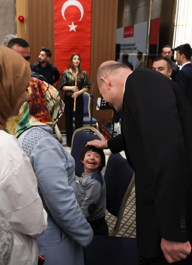 Bakan Soylu, Diyarbakır'da evlat nöbetindeki ailelerle iftarda buluştu