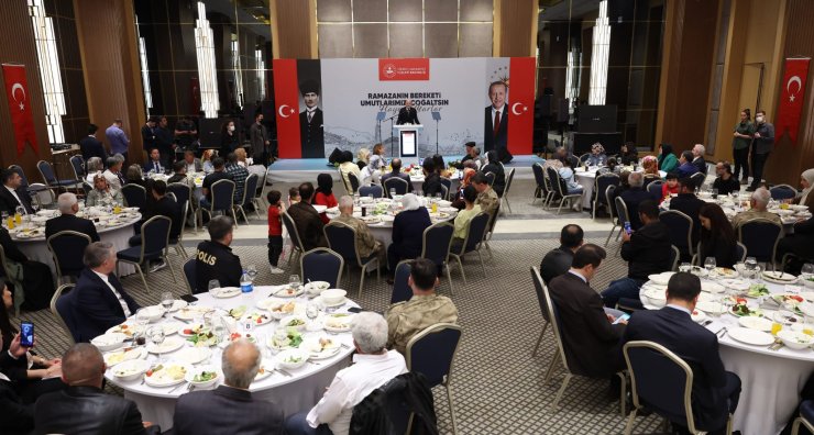 Bakan Soylu, Diyarbakır'da evlat nöbetindeki ailelerle iftarda buluştu