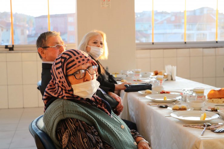 Bakan Yanık, Zonguldak'ta huzurevinde yaşlılarla iftarda buluştu