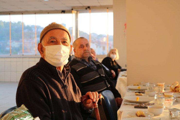 Bakan Yanık, Zonguldak'ta huzurevinde yaşlılarla iftarda buluştu