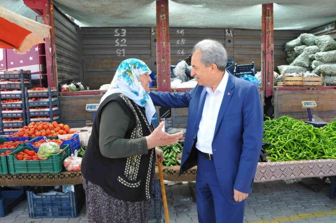 Başkan Akkaya Perşembe Pazarını ziyaret etti
