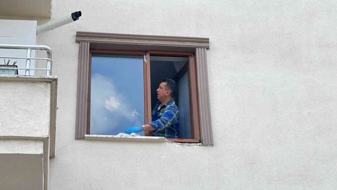 Cam silerken 3. kattan düştü!