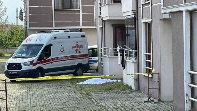 Cam silerken 3. kattan düştü!