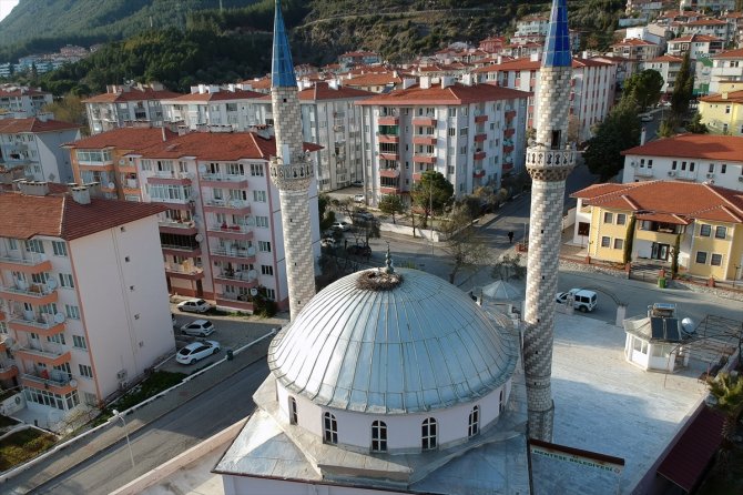 Leylekler 20 yıldır aynı kubbeye yuva kuruyor