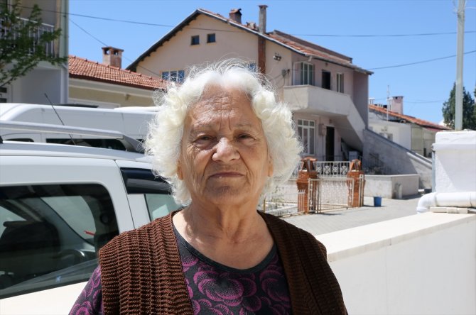 Leylekler 20 yıldır aynı kubbeye yuva kuruyor