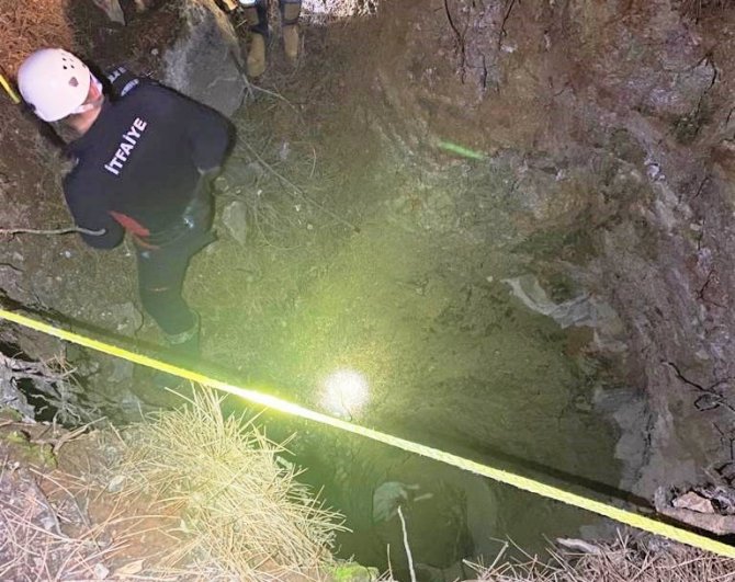 Çukura düşen köpeği itfaiye kurtardı