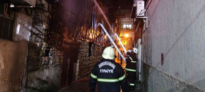 Depo yangını geceyi gündüze çevirdi