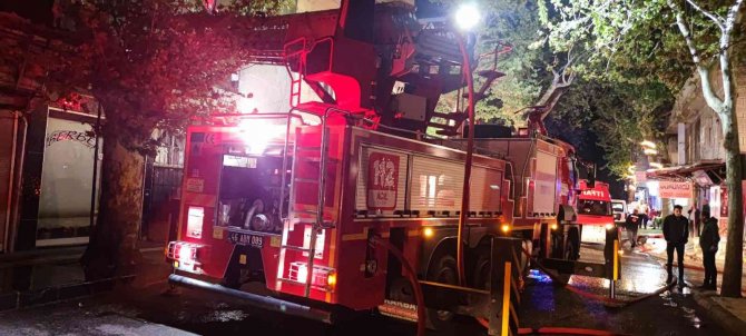 Depo yangını geceyi gündüze çevirdi