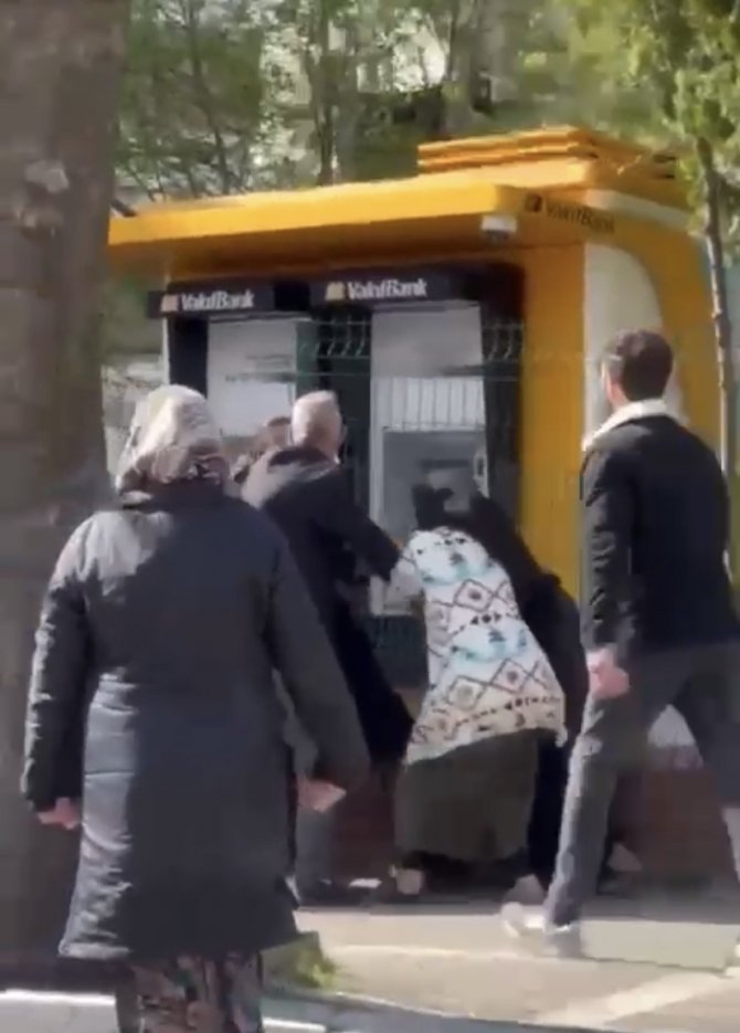 Dilencilerin tekme tokatlı ‘’bölge’’ kavgası