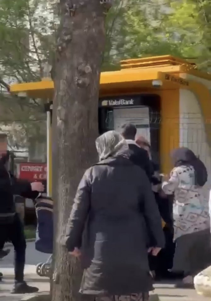 Dilencilerin tekme tokatlı ‘’bölge’’ kavgası