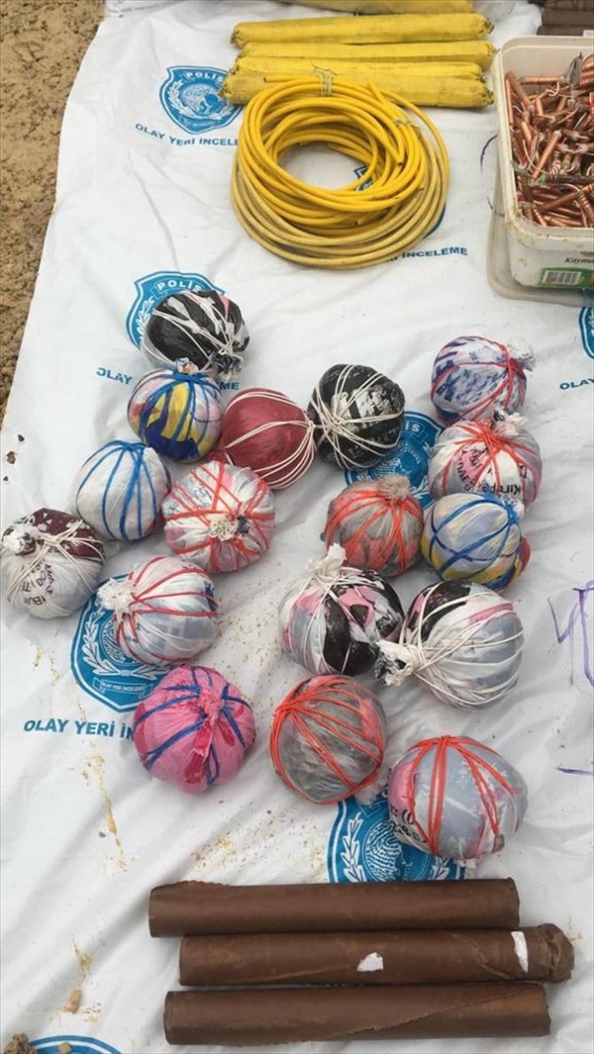 Evin kömürlüğünde çok sayıda patlayıcı madde ele geçirildi