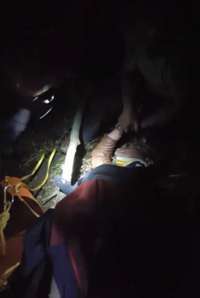 Ekipler ağaçlık alana düşen paraşütçü kadını kurtarmak için seferber oldu