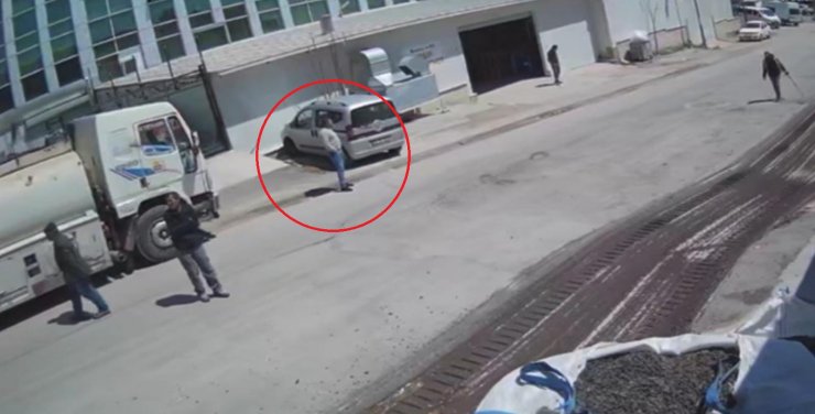 Freni boşalan tankerin altında kalıp öldü