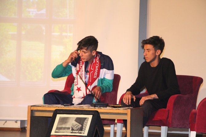 İletişim yoluyla dolandırıcılığa tiyatro ile dikkat çektiler