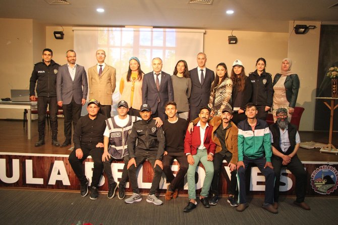 İletişim yoluyla dolandırıcılığa tiyatro ile dikkat çektiler